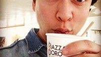 Cuitan netizen tersebut kemudian dibalas oleh Rina Nose dengan jawaban yang menohok. Selama ini Josscy dan Rina Nose memang tak pernah terpisahkan karena selalu berdua termasuk ketika kulineran dan masak bareng. Foto: Instagram @josscy