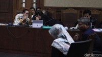 Wawan tampak berkonsultasi dengan kuasa hukumnya.