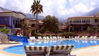 Turis Inggris pun kecewa, sehingga banyak yang membatalkan perjalanannya ke Ova Resort (Booking.com)