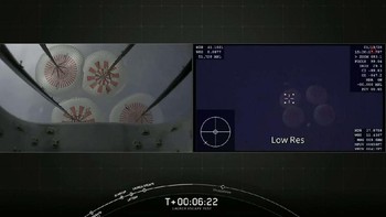 Setelah itu keempat parasut kapsul Crew Dragon mengembang untuk mendaratkan kapsul di lautan. Foto: SpaceX/NASA