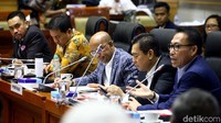 Rapat yang dipimpin Desmond itu dimulai pada pukul 10.30 WIB. Hadir 26 anggota Komisi III dari 9 fraksi dengan agenda tanya-jawab antara anggota Komisi III dan ST Burhanuddin.