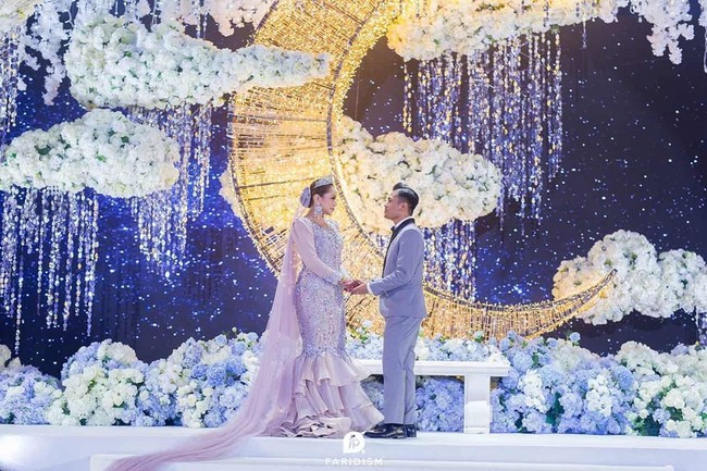 Dekorasi pernikahannya pun tak kalah mencuri perhatian. Hiasan bunga di atas langit-langit dengan kristal yang memberikan suasana mewah sekaligus romantis.  Foto: Instagram @iamellymazlein