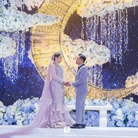 Dekorasi pernikahannya pun tak kalah mencuri perhatian. Hiasan bunga di atas langit-langit dengan kristal yang memberikan suasana mewah sekaligus romantis.  Foto: Instagram @iamellymazlein