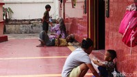 Mereka biasa disebut pengemis musiman karena muncul tiap kali ada perayaan Imlek.