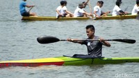 Pantauan detikcom, sejumlah warga pun berlatih dengan perahu sampan dan kayak untuk menyusuri danau yang namanya dikenang dalam syair lagu pop Sunda itu.