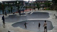 Anak-anak tampak asyik bermain bola di arena Skatepark dan BMX.