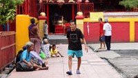 Para pengemis memadati Wihara Dharma Bakti, Jakarta, Senin (20/1/2020).