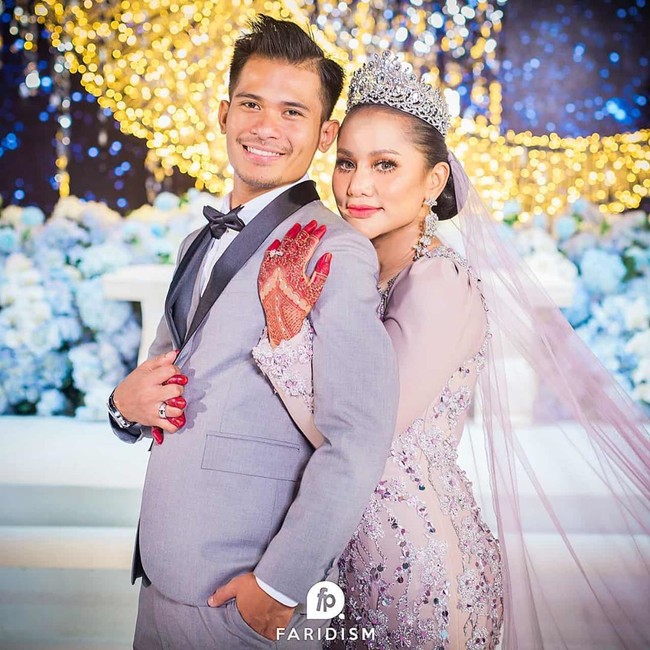 Seorang guru geografi Mohamad Azlan Che Nuh jadi sorotan karena menikahi seorang artis Malaysia Elly Mazlein. Pernikahan mereka pun mencuri perhatian karena diselenggarakan dengan mewah.  Foto: Instagram @iamellymazlein