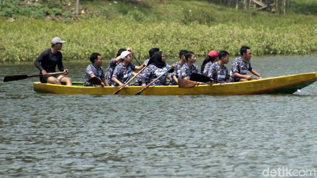 Permukaan air Situ Ciburuy di Bandung Barat, sempat surut akibat musim kemarau. Kini, Situ Ciburuy kembali memperlihatkan pesonanya seiring datangnya musim hujan.