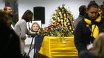 Isak Tangis Sambut Kedatangan Korban Pesawat Jatuh Iran di Ukraina