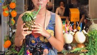 Slurpp! Siapa mau es nanas seperti Nadia? Ini keseruannya saat jajan di Chatuchak Market, Thailand. Foto: Instagram nadiasoekarno