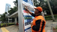 Peratawan ini dilakukan seminggu sekali oleh petugas Penanganan Sarana dan Prasarana Umum (PPSU).