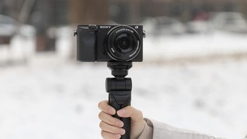 Saat dalam genggaman, tongsis ini menawarkan stabilitas optimal, tapi jangan berharap stabilisasinya seperti gimbal .Foto: Sina Mobile