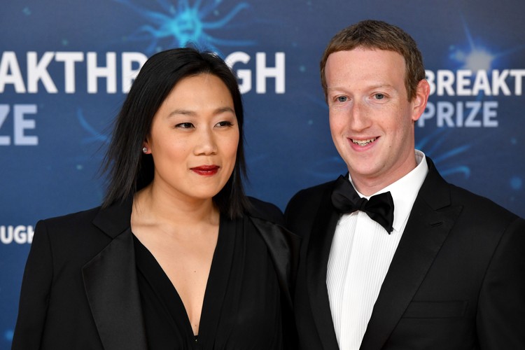 MOUNTAIN VIEW, CALIFORNIA - NOVEMBER 03: (L-R) Priscilla Chan and Mark Zuckerberg attend the 2020 Breakthrough Prize Red Carpet at NASA Ames Research Center on November 03, 2019 in Mountain View, California. (Photo by Ian Tuttle/Getty Images  for Breakthrough Prize )