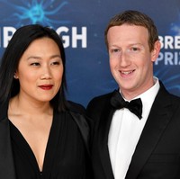 Priscilla Chan, istri Mark Zuckerberg, founder dan CEO FacebookIstri bos Facebook ini diketahui adalah seorang dokter anak dan co-CEO dari Chan Zuckerberg Iniative. Ia adalah lulusan Harvard University jurusan biologi dan University of California untuk sekolah kedokteran. Seperti dalam film Social Network, pasangan ini bertemu ketika sedang menunggu antrean kamar mandi di sebuah pesta di Harvard.Foto: Ian Tuttle/Getty Images