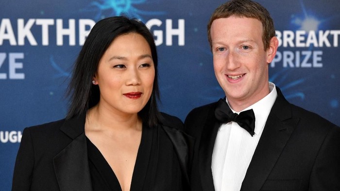 MOUNTAIN VIEW, CALIFORNIA - NOVEMBER 03: (L-R) Priscilla Chan and Mark Zuckerberg attend the 2020 Breakthrough Prize Red Carpet at NASA Ames Research Center on November 03, 2019 in Mountain View, California. (Photo by Ian Tuttle/Getty Images  for Breakthrough Prize )