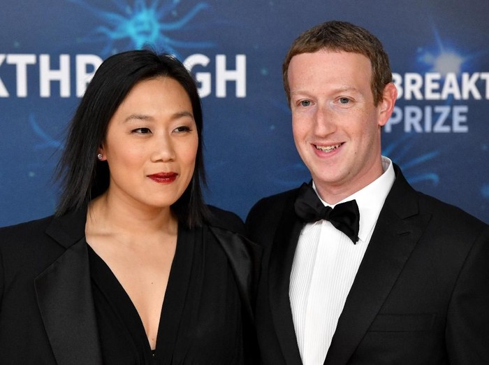 istri bos teknologi MOUNTAIN VIEW, CALIFORNIA - NOVEMBER 03: (L-R) Priscilla Chan and Mark Zuckerberg attend the 2020 Breakthrough Prize Red Carpet at NASA Ames Research Center on November 03, 2019 in Mountain View, California. (Photo by Ian Tuttle/Getty Images for Breakthrough Prize )