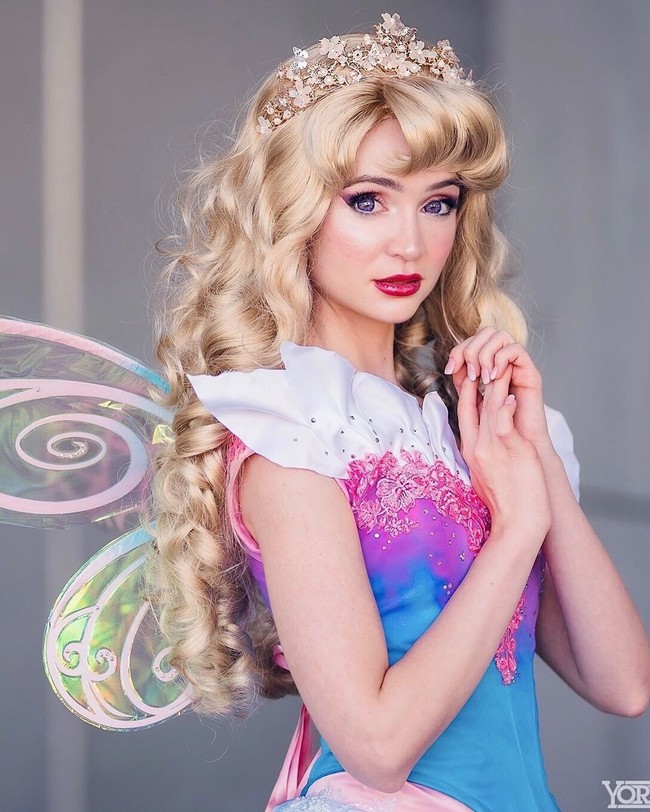 Aku sangat suka berdandan seperti putri yang berbeda-beda. Itu membutuhkan waktu lama untuk memakai kostum karena baju-baju itu punya banyak lapisan yang harus diikat ke belakang. Aku punya wig dan makeup yang berbeda untuk setiap putri, katanya dilansir Dailymail. Foto: Instagram