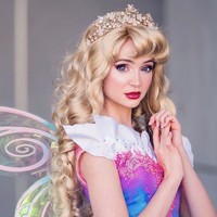 Aku sangat suka berdandan seperti putri yang berbeda-beda. Itu membutuhkan waktu lama untuk memakai kostum karena baju-baju itu punya banyak lapisan yang harus diikat ke belakang. Aku punya wig dan makeup yang berbeda untuk setiap putri, katanya dilansir Dailymail. Foto: Instagram