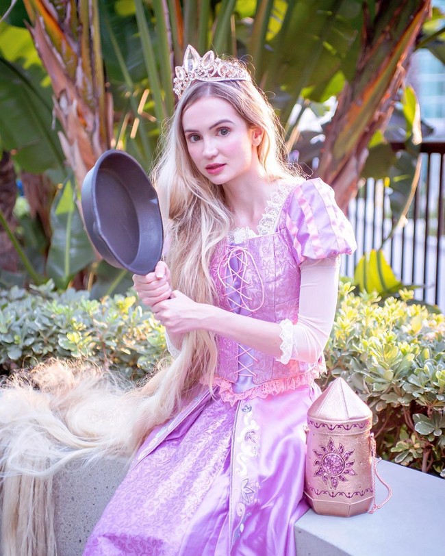 Selain rela merogoh kocek dalam, Sarah juga bersedia untuk merias wajah selama kurang lebih tiga jam untuk terlihat menyerupai para putri dalam dongeng itu saat pakai kostum. Sarah juga mengaku jika mengenakan gaun-gaun itu sendiri pun bukan hal yang mudah. Foto: Instagram