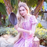 Selain rela merogoh kocek dalam, Sarah juga bersedia untuk merias wajah selama kurang lebih tiga jam untuk terlihat menyerupai para putri dalam dongeng itu saat pakai kostum. Sarah juga mengaku jika mengenakan gaun-gaun itu sendiri pun bukan hal yang mudah. Foto: Instagram