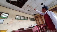 Plafon ambrol pada hampir setiap kelas di sekolah itu.