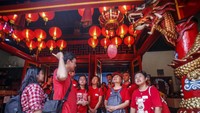 Vihara Dhanagun dipercaya dibangun pada tahun 1672 saat etnis Tionghoa pertama kali mulai mendiami Kota Bogor. Namun, ada pula yang menyebut vihara ini dibangun pada awal abad ke-18, saat etnis Cina eksodus dari Batavia menuju ke Bogor akibat tindakan represif penjajah Belanda. Meski pada beberapa literatur ada pertentangan, tapi umur vihara ini dipercaya sudah 3 Abad lebih. Antara Foto/Yulius Satria Wijaya.