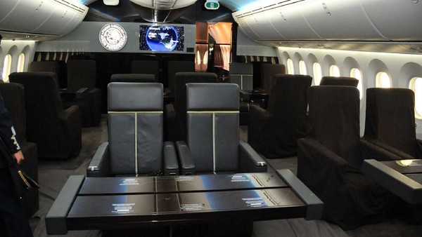 Pesawat jet kepresidenan berkapasitas 80 orang itu dijual dengan cara raffle. 1 lembar tiket raffle, dijual US$ 25 (setara Rp 350 ribuan). Nantinya akan dijual 6 juta lembar tiket raffle. (Twitter/@Hacienda_Mexico) Pesawat jet kepresidenan berkapasitas 80 orang itu dijual dengan cara raffle. 1 lembar tiket raffle, dijual US$ 25 (setara Rp 350 ribuan). Nantinya akan dijual 6 juta lembar tiket raffle. (Twitter/@Hacienda_Mexico)