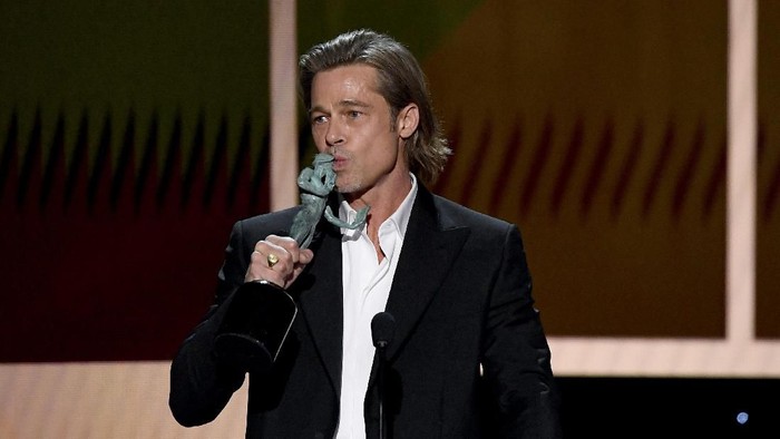 LOS ANGELES, CALIFORNIA - JANUARY 19: Brad Pitt accepts Outstanding Performance by a Male Actor in a Supporting Role for Once Upon a Time in Hollywood onstage during the 26th Annual Screen ActorsÂ Guild Awards at The Shrine Auditorium on January 19, 2020 in Los Angeles, California. 721359 (Photo by Kevork Djansezian/Getty Images for Turner)