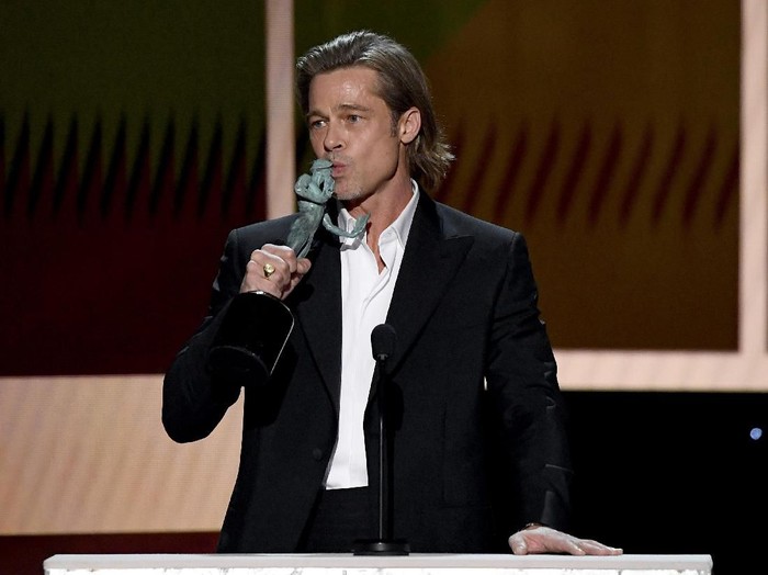 LOS ANGELES, CALIFORNIA - JANUARY 19: Brad Pitt accepts Outstanding Performance by a Male Actor in a Supporting Role for Once Upon a Time in Hollywood onstage during the 26th Annual Screen ActorsÂ Guild Awards at The Shrine Auditorium on January 19, 2020 in Los Angeles, California. 721359 (Photo by Kevork Djansezian/Getty Images for Turner)