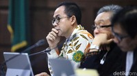 Wawan serius mendengar keterangan saksi.
