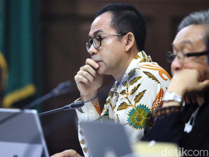 Tubagus Chaeri Wardana alias Wawan menjalani sidang kasus pencucian uang (TPPU) di Pengadilan Tipikor, Jakarta. Begini ekspresinya.