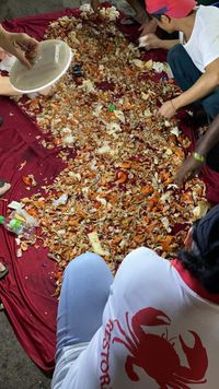 Keren! Pegawai Resto Bantu Cari Cincin Pengunjung di Lautan Sampah Kepiting