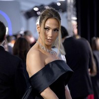 Jennifer Lopez lalu menyempurnakan gayanya dengan perhiasan mewah dari Harry Winston. Tak tanggung-tanggung, perhiasan berlian tersebut bernilai hingga US$ 9 juta atau hampir mencapai Rp 123 miliar. (Foto: Jon Kopaloff/Getty Images)