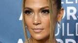 Gaya Mewah Jennifer Lopez Pakai Perhiasan Rp 123 M di SAG Awards