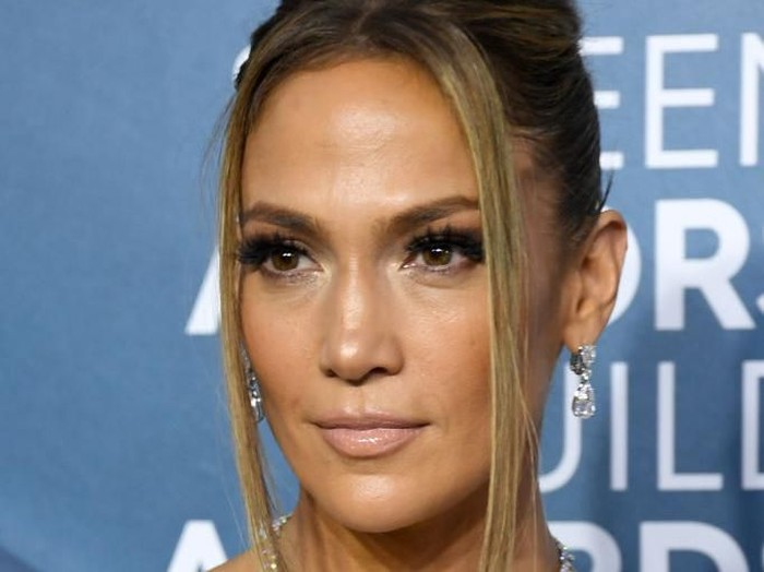 Jennifer Lopez di SAG Awards 2020 LOS ANGELES, CALIFORNIA - JANUARY 19: Jennifer Lopez attends the 26th Annual Screen Actors Guild Awards at The Shrine Auditorium on January 19, 2020 in Los Angeles, California. (Photo by Jon Kopaloff/Getty Images)
