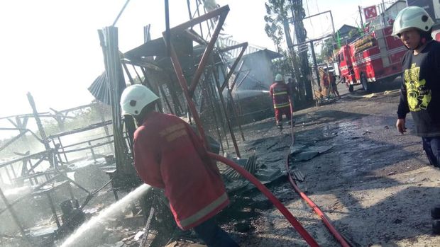 Kebakaran Restoran di Canggu Bali Merembet ke Toko, Bagunan Ludes