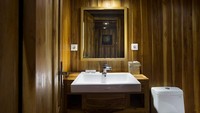 Fasilitas kamar mandi yang cukup premium, lengkap dengan showernya. Rasanya seperti di hotel bintang lima (dok Plataran Private Cruises)