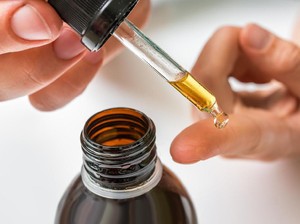 Mana Lebih Dulu, Face Oil atau Pelembab? Ini Cara Pakainya yang Benar
