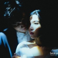 Foto prewedding Isyana dan Rayhan diunggah oleh akun Instagram @thebridestory. Isyana pun tampil menawan dalam serangkaian foto prewedding bersama Rayhan hasil karya fotografer Derai Studio.  Foto: Instagram @thebridestory