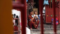 Lima hari jelang hari raya Imlek mereka mulai memadati wihara ini.
