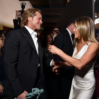 Selama dua tahun ke belakang, hubungan Pitt dan Aniston dikabarkan sudah membaik. Aktor yang bercerai dengan Angelina Jolie pada 2016 silam itu bahkan sempat menghadiri ulang tahun Jennifer Aniston ke-50 pada Februari 2019 lalu.  Foto: dok. Getty Images