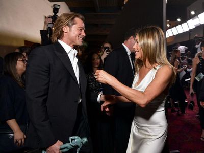 Foto: Detik-detik Brad Pitt & Jennifer Aniston Berpelukan di SAG Awards