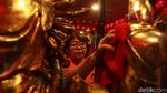 Sambut Imlek Patung-patung di Wihara Dharma Bakti Dibersihkan