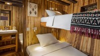 Kabin bunk bed yang dilengkapi dengan pendingin ruangan. Total ada dua kabin serupa di kapal tersebut (dok Plataran Private Cruises)