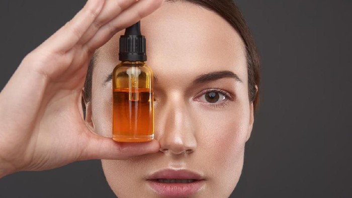 Ilustrasi wanita memakai face oil