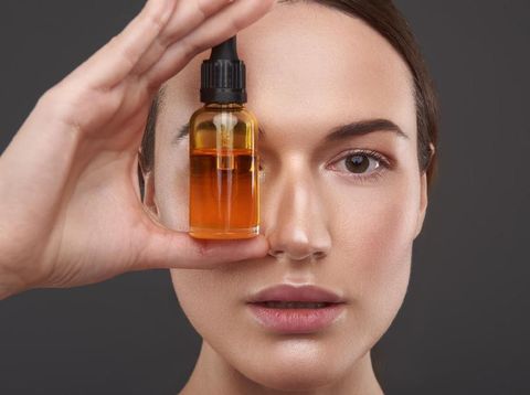 Ilustrasi wanita memakai face oil