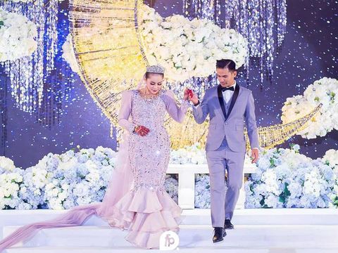 Kisah Cinta Guru Geografi yang Menikahi Artis dengan Mas Kawin Sederhana