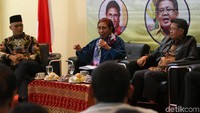 Anggota Komisi I DPR RI Fraksi PKS Sukamta (kiri), mantan Menteri Kelautan dan Perikanan Susi Pudjiastuti (tengah) dan Presiden PKS Sohibul Iman (kanan) menjadi pembicara dalam diskusi di DPP PKS, Jakarta, Senin (20/1/2020).