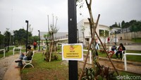 Warga tengah bersantai di kursi-kursi yang ada dan tersedia disepanjang alun-alun tersebut.